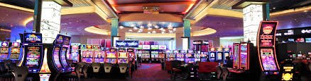 Meja blackjack Evolution Gaming dengan dealer membagikan kartu kepada pemain